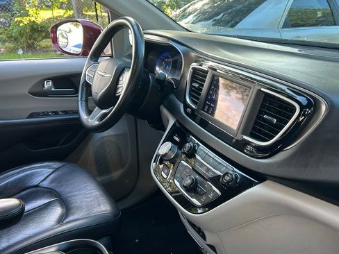 Certified 2020 Chrysler Pacifica Touring-L image 29
