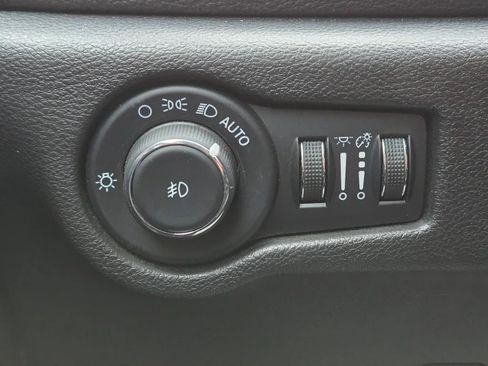 Used 2025 Chrysler Pacifica Limited image 13