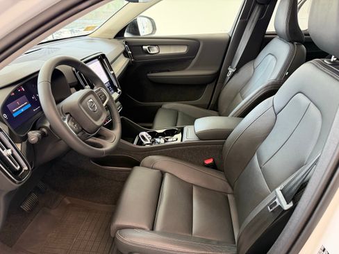 Certified 2025 Volvo XC40 B5 Plus AWD/4WD image 13