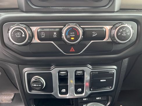 Used 2018 Jeep Wrangler Sport AWD/4WD image 17