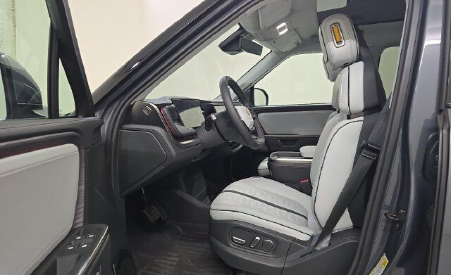 Used 2025 Rivian R1S Adventure Dual AWD/4WD image 4