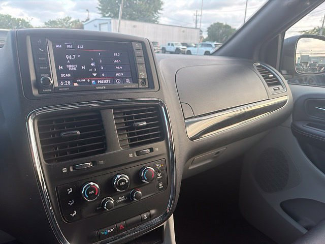 Used 2018 Dodge Grand Caravan SXT FWD image 14