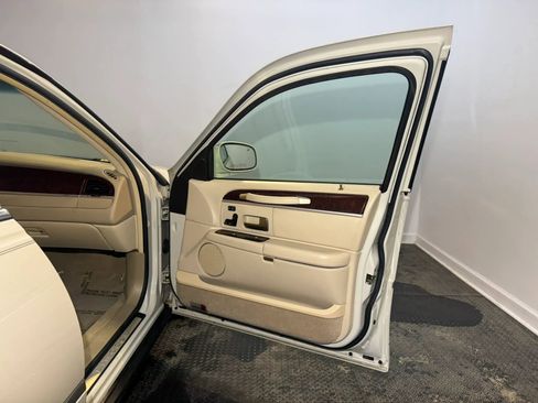 Used 2007 Lincoln Town Car Signature Limited RWD image 11