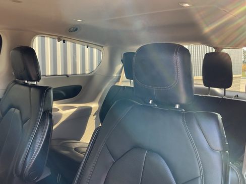 Used 2020 Chrysler Pacifica Touring-L Plus image 17