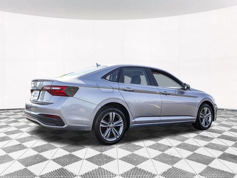 Used 2024 Volkswagen Jetta SE FWD image 9