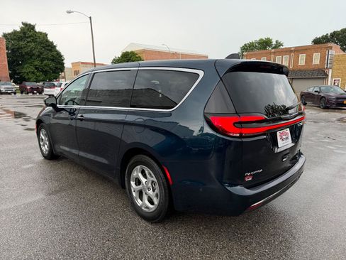 Used 2024 Chrysler Pacifica Limited FWD image 7