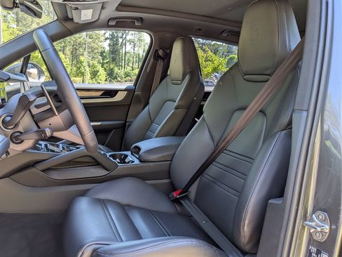 Certified 2025 Porsche Cayenne AWD/4WD image 5