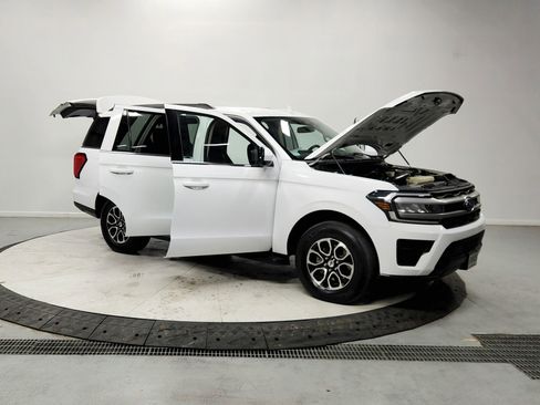 Used 2024 Ford Expedition XLT image 9