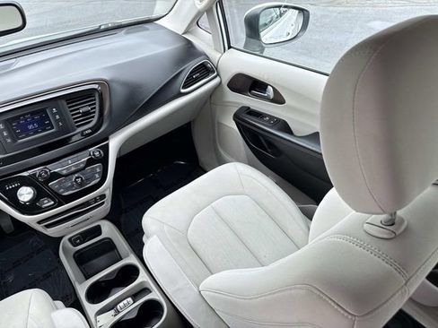 Used 2017 Chrysler Pacifica LX FWD image 26