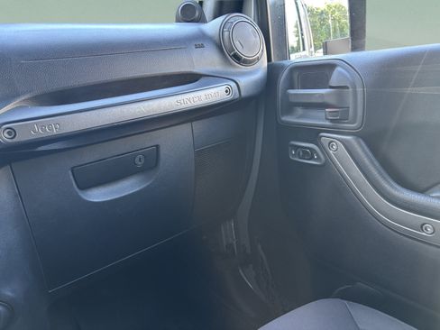 Used 2013 Jeep Wrangler Unlimited Sport AWD/4WD image 9
