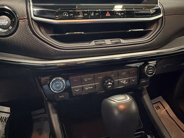 Used 2023 Jeep Compass Trailhawk w/ Trailhawk Convenience Group AWD/4WD image 24