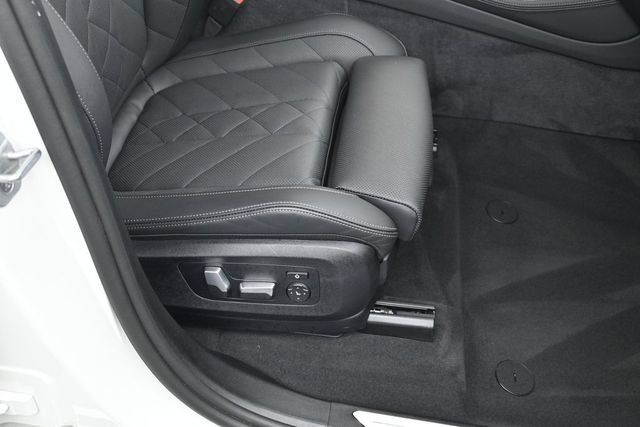 Used 2025 BMW X5 xDrive50e AWD/4WD image 30