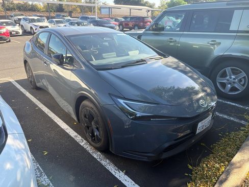 Used 2025 Toyota Prius LE FWD image 2
