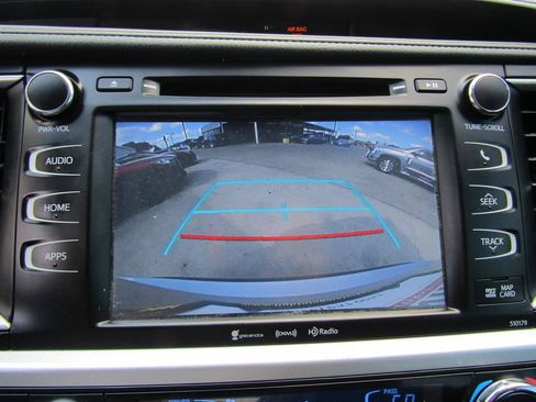 Used 2017 Toyota Highlander SE FWD image 14