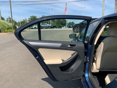 Used 2017 Volkswagen Jetta SE FWD image 27