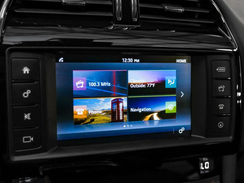 Used 2018 Jaguar F-PACE Premium image 20