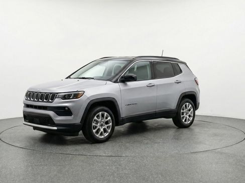 Used 2025 Jeep Compass Limited image 3
