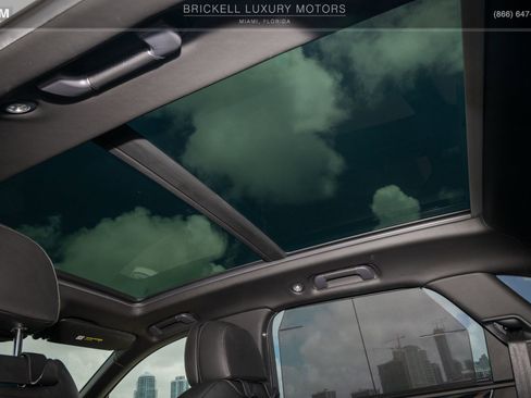 Used 2021 Bentley Bentayga Plug-In Hybrid AWD/4WD image 30