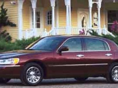 Used 2001 Lincoln Town Car Signature
