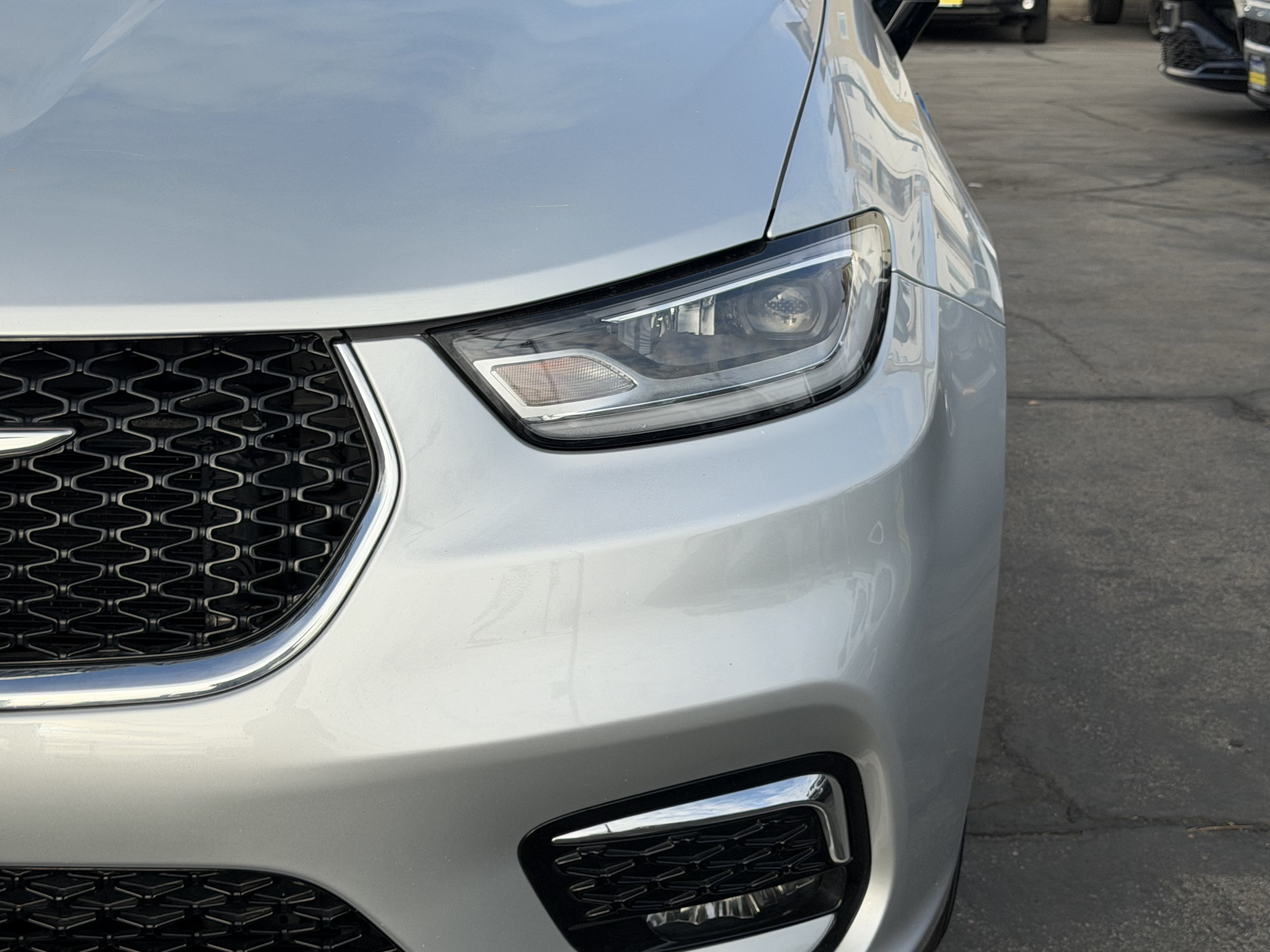 Certified 2024 Chrysler Pacifica Limited FWD image 13