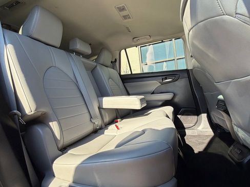 Used 2022 Toyota Highlander XLE image 22