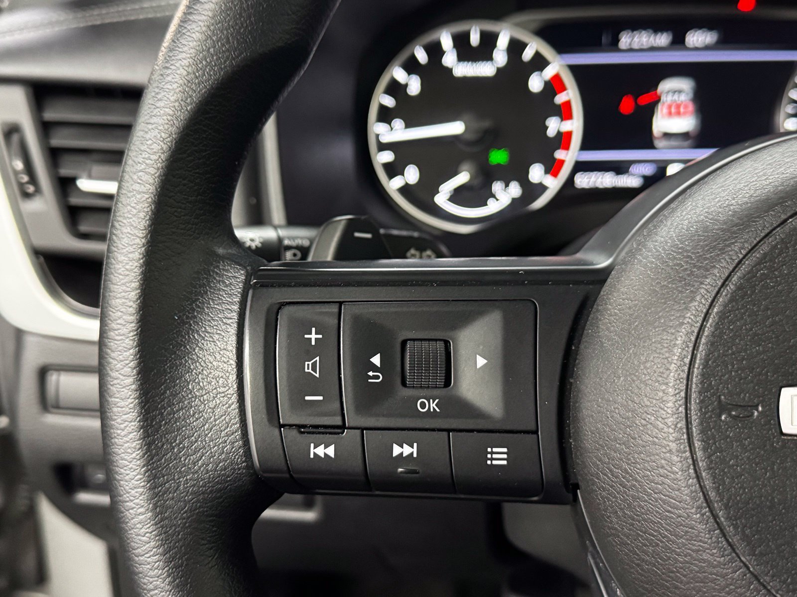 Certified 2024 Nissan Rogue SV AWD/4WD image 22