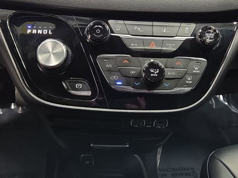 Used 2025 Chrysler Pacifica Select FWD image 18