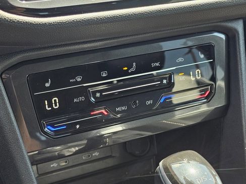 Used 2024 Volkswagen Tiguan SE image 9