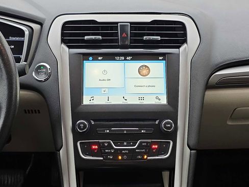 Used 2017 Ford Fusion SE w/ Fusion SE Technology Package image 20