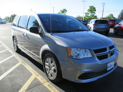 Used 2018 Dodge Grand Caravan SE w/ UConnect Hands-Free Group FWD image 7