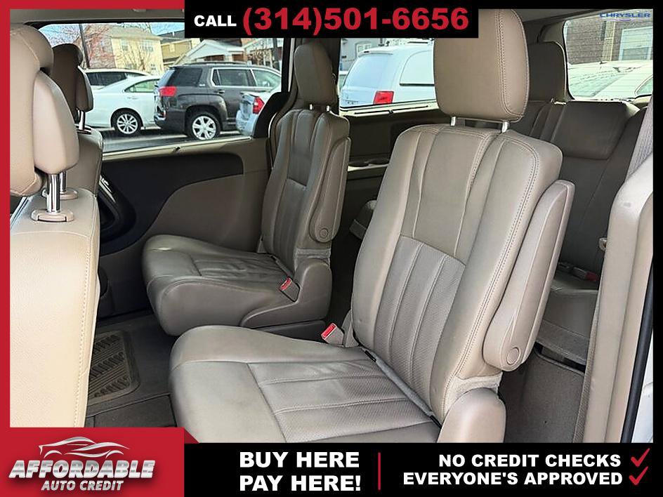 Used 2015 Chrysler Town & Country Touring-L FWD image 12