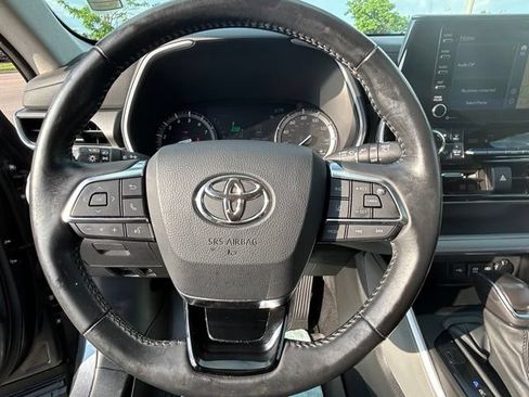 Used 2020 Toyota Highlander XLE AWD/4WD image 16