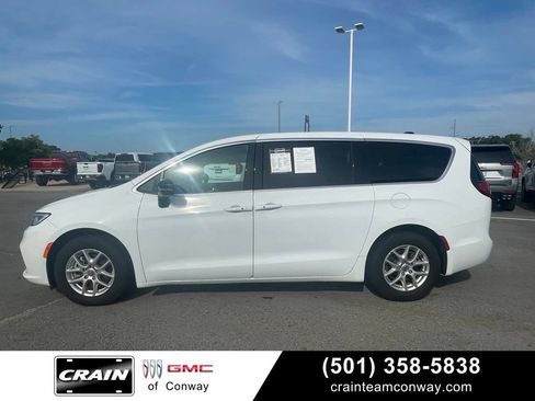 Used 2025 Chrysler Pacifica Select FWD image 1