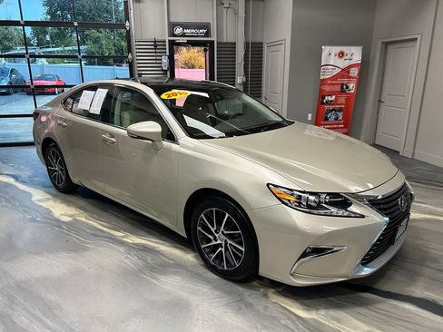 Used 2016 Lexus ES 350 w/ Luxury Package w/Wood Trim FWD image 30
