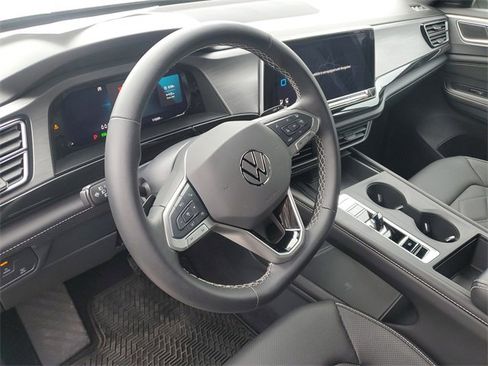 Certified 2025 Volkswagen Atlas Cross Sport SE image 18