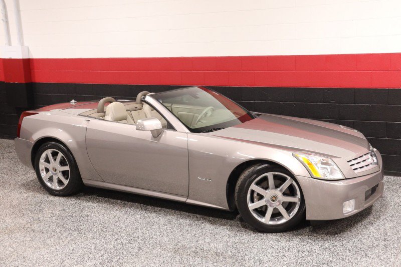 Used 2005 Cadillac XLR RWD image 2