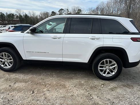 Used 2024 Jeep Grand Cherokee Laredo X image 11