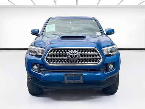 Used 2017 Toyota Tacoma TRD Sport w/ Tow Package RWD image 2