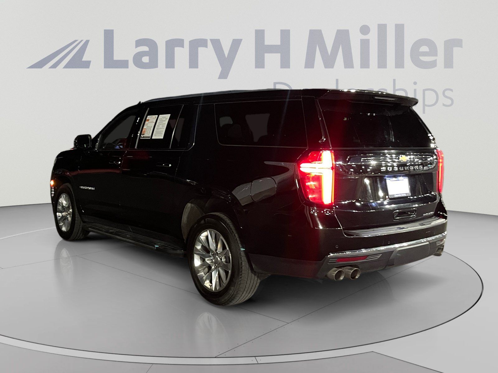 Used 2023 Chevrolet Suburban Premier AWD/4WD image 3