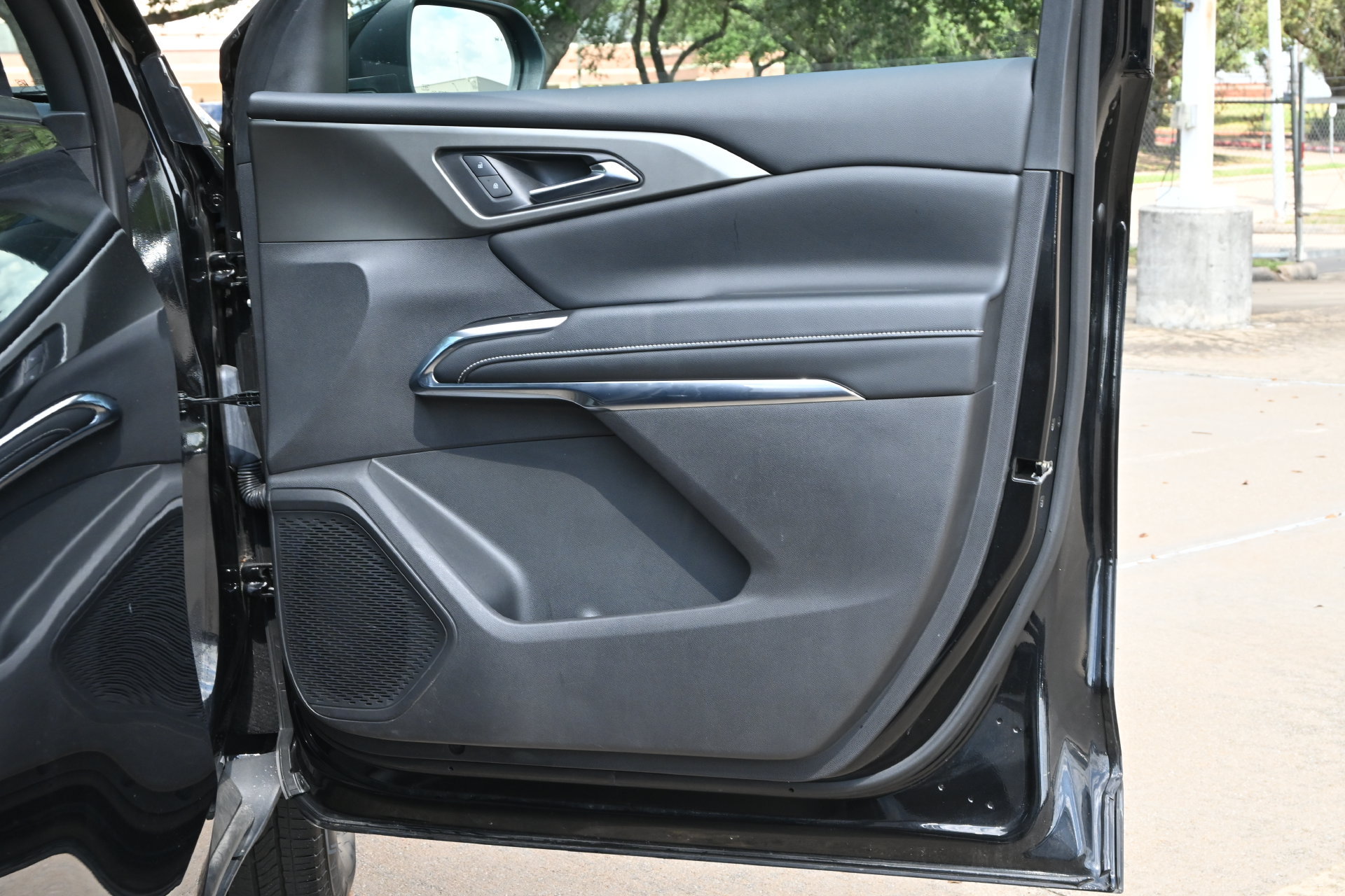 Used 2025 Chevrolet Traverse LT FWD image 25