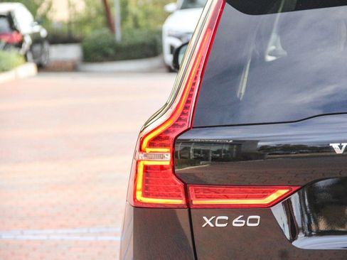 Used 2025 Volvo XC60 B5 Plus image 7