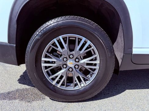 Used 2025 Chevrolet Traverse LT image 38