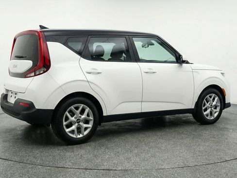Used 2025 Kia Soul LX w/ LX Technology Package FWD image 9