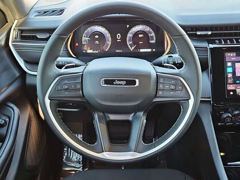 Used 2025 Jeep Grand Cherokee Laredo w/ Luxury Tech Group I image 24