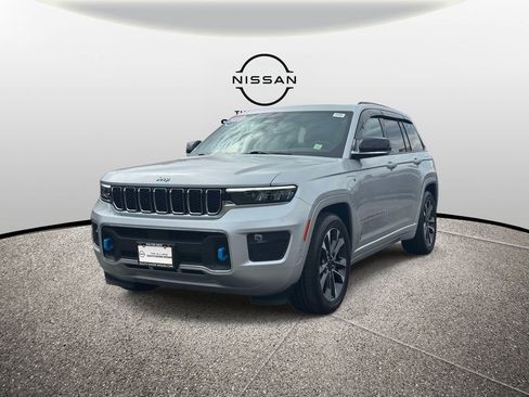 Used 2023 Jeep Grand Cherokee Overland w/ Luxury Tech Group IV image 4