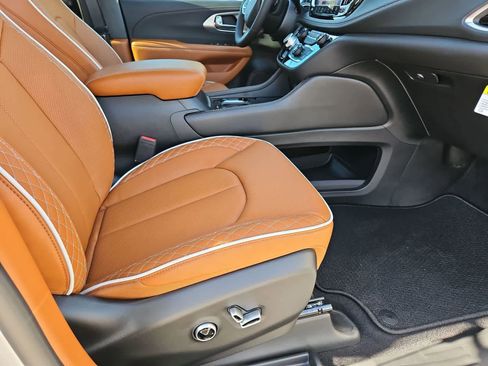 New 2026 Chrysler Pacifica Pinnacle image 21