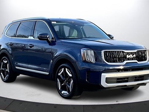 Used 2025 Kia Telluride EX w/ EX Captain's Chair Package image 2