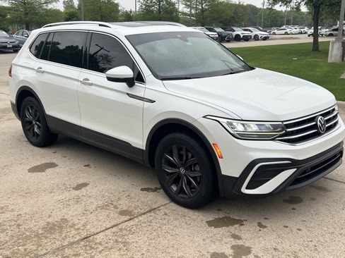 Certified 2023 Volkswagen Tiguan SE w/ Panoramic Sunroof Package FWD image 2