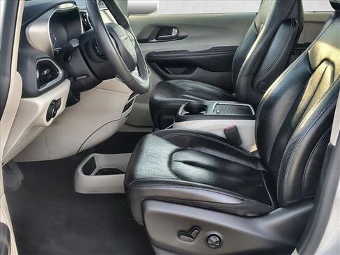Used 2022 Chrysler Pacifica Touring-L FWD image 15