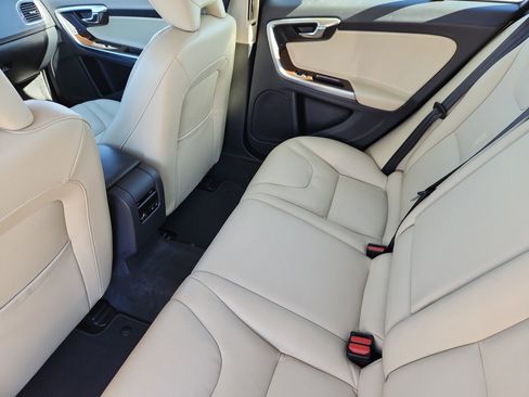 Used 2017 Volvo V60 T5 Premier w/ Convenience Package image 10